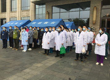 2020年2月14日，福建省对口支援宜昌防治新型冠状病毒肺炎首批支援队在居住点门前清点人数准备进入宜昌第三人民医院开始新一天的工作