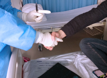 2020年2月4日，福建首批援鄂医疗队福建医大附一医院队员在武汉金银潭医院与新冠肺炎患者握手希望他早日康复出院