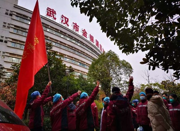 2020年2月4日，福建省首批援鄂医疗队在武汉市金银潭医院前合影