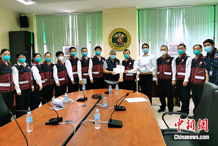  2020年4月18日，回国前夕，中国赴菲律宾抗疫医疗专家组将在菲期间翻译《方舱医院工作手册》（第三版）等赠予菲方，助力抗疫