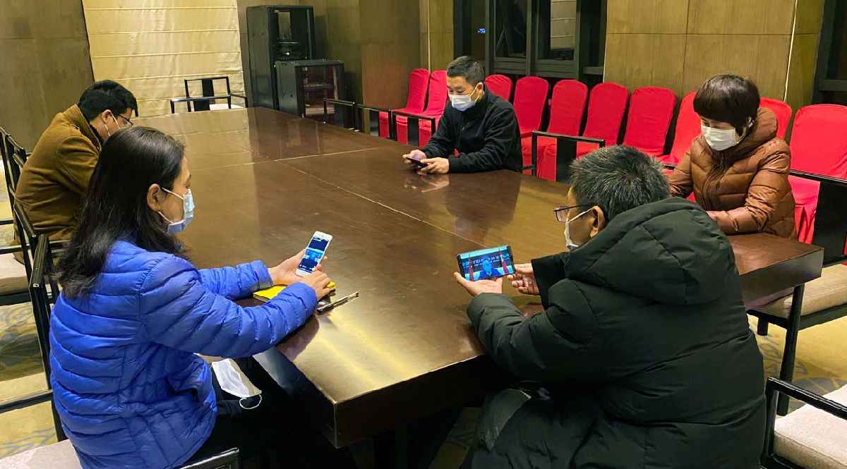 2020年2月27日，援鄂中层干部通过手机视频在线参加中层干部会议