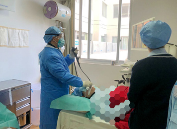 2020年2月，福建医大附一医院呼吸与危重症医学科邓朝胜在为患者做超声气管镜