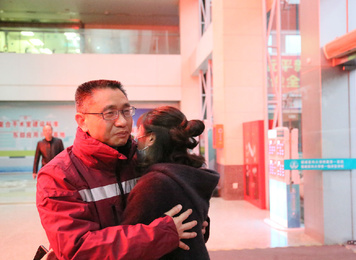 2020年1月27日，福建首批援鄂医疗队出征前，福建医大附一医院队队长赵淑好与女儿在外科楼拥抱告别