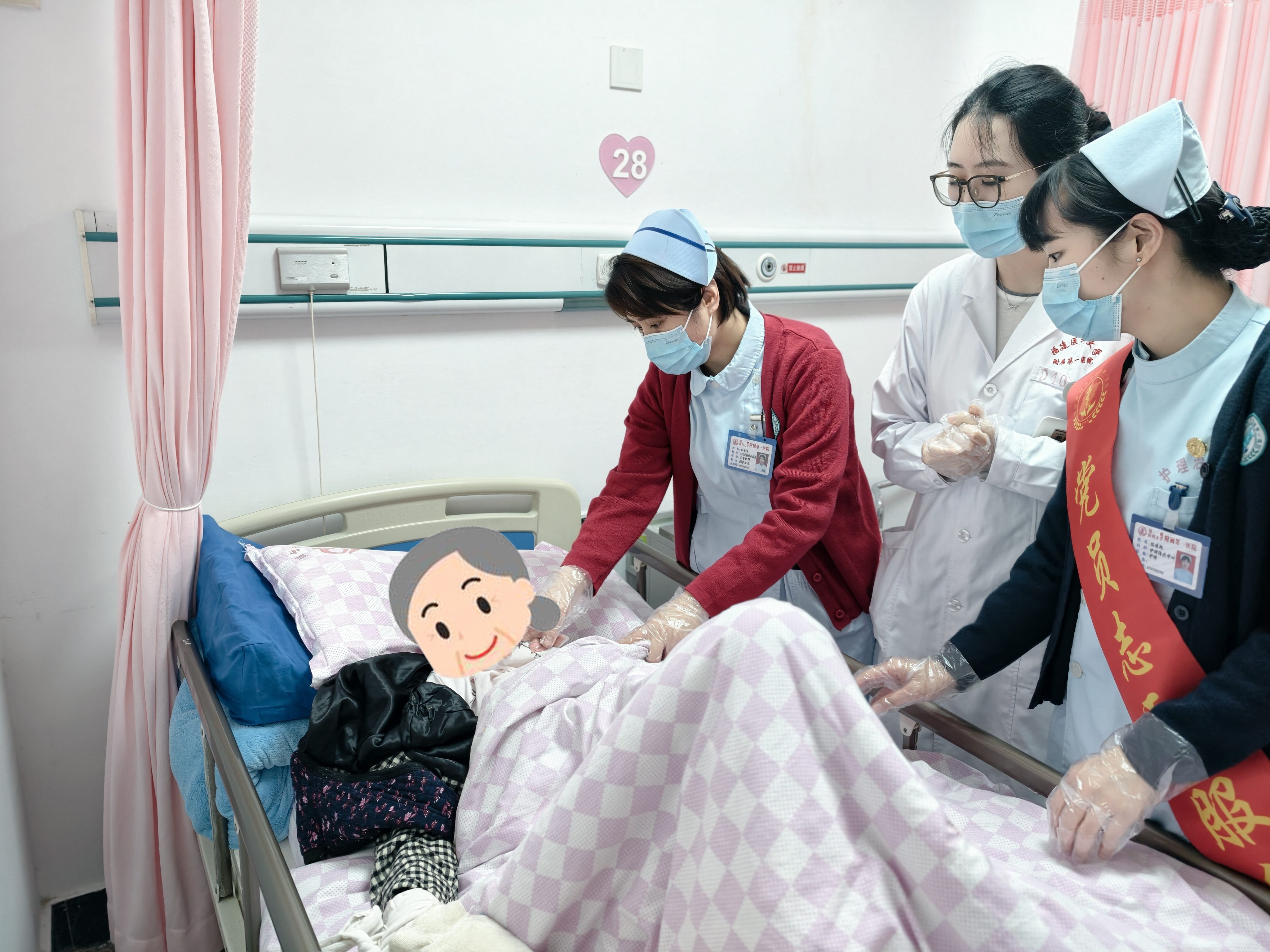 传承雷锋精神 践行医者初心 党旗领航健康 ——福医附一医院多支部赴福州市社会福利院开展雷锋月党员志愿服务活动