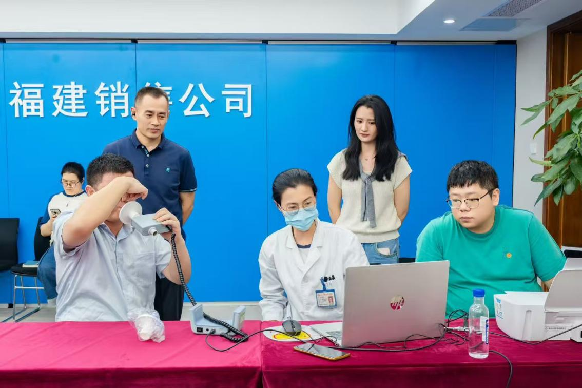 红心护航健康行 党建引领惠职工 ——福医附一医院呼吸与危重症医学科党支部、心血管内科党支部联合开展主题党日活动