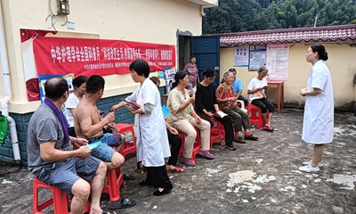 两代护理人深山携手 把健康知识送到村民家门口  ——全国科普月健康宣教走进江西省南丰县紫霄镇新田村