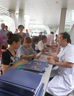 汇聚中国梦 呵护眼健康--我院成功举办“爱眼日”义诊 汇聚中国梦 呵护眼健康--我院成功举办“爱眼日”义诊