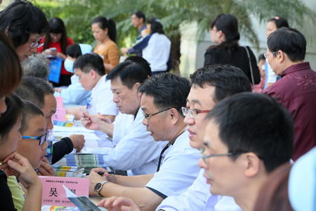 我院开展2014年“世界卒中日”义诊活动 我院开展2014年“世界卒中日”义诊活动