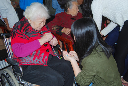 阳光青春志愿心 夕阳温馨护养情--福建医大附一护养中心“爱心加油站”活动纪实 阳光青春志愿心 夕阳温馨护养情--福建医大附一护养中心“爱心加油站”活动纪实