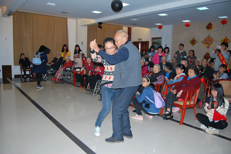 阳光青春志愿心 夕阳温馨护养情--福建医大附一护养中心“爱心加油站”活动纪实 阳光青春志愿心 夕阳温馨护养情--福建医大附一护养中心“爱心加油站”活动纪实