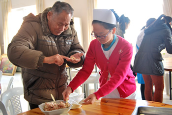 护养中心开展冬至日“包饺子”活动