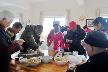 护养中心开展冬至日“包饺子”活动