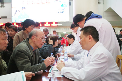 我院举办2015年世界帕金森病日大型义诊活动——神经内外科联合诊治,推出帕金森病精准治疗新模式 我院举办2015年世界帕金森病日大型义诊活动——神经内外科联合诊治,推出帕金森病精准治疗新模式