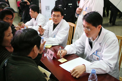 我院举办2015年世界帕金森病日大型义诊活动——神经内外科联合诊治,推出帕金森病精准治疗新模式 我院举办2015年世界帕金森病日大型义诊活动——神经内外科联合诊治,推出帕金森病精准治疗新模式