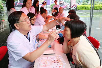 告别沙眼盲 关注眼健康——我院开展2015年“爱眼日”义诊活动 告别沙眼盲 关注眼健康——我院开展2015年“爱眼日”义诊活动