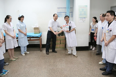 职工战酷暑 领导送清凉 职工战酷暑 领导送清凉