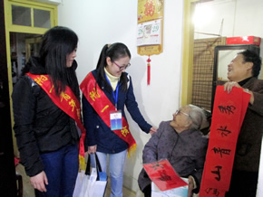 送春联贺岁新春 访老人传递温情--第一临床医学院2011级志愿者新春慰问社区百岁老人 送春联贺岁新春 访老人传递温情--第一临床医学院2011级志愿者新春慰问社区百岁老人