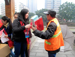 送春联贺岁新春 访老人传递温情--第一临床医学院2011级志愿者新春慰问社区百岁老人 送春联贺岁新春 访老人传递温情--第一临床医学院2011级志愿者新春慰问社区百岁老人