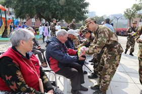 福建医大附一护养中心爱心活动——武警与青年显身手 老年春风乐融融