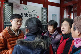 青春雷锋月 爱心助盲行——院团委开展“感恩对话，健康宣讲”关爱盲人志愿者活动