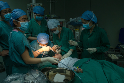 【媒体看附一】--4岁男娃吞下螺丝钉 卡在气管命悬一线 附一医院专家妙手摘除 【媒体看附一】--4岁男娃吞下螺丝钉 卡在气管命悬一线 附一医院专家妙手摘除