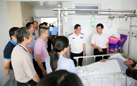 福州市委常委、政法委书记高明一行到我院慰问抢险救灾中受伤的一线民警林秋俤 福州市委常委、政法委书记高明一行到我院慰问抢险救灾中受伤的一线民警林秋俤