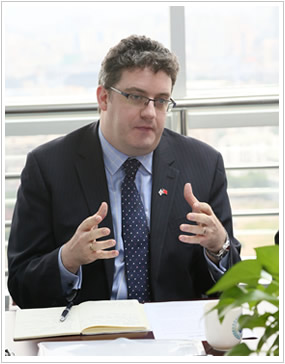 英国驻广州总领事馆及盖茨黑德伊丽莎白王后健康NHS基金会参访团一行到我院洽谈国际合作项目 英国驻广州总领事馆及盖茨黑德伊丽莎白王后健康NHS基金会参访团一行到我院洽谈国际合作项目