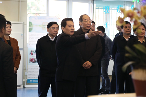 福建省委书记尤权、省长于伟国莅临我院护养中心、康复医院看望慰问住养长者及干部职工 福建省委书记尤权、省长于伟国莅临我院护养中心、康复医院看望慰问住养长者及干部职工