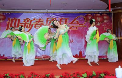 把酒当歌歌盛世 闻鸡起舞舞新春--我院举办2017年新春团拜会 把酒当歌歌盛世 闻鸡起舞舞新春--我院举办2017年新春团拜会