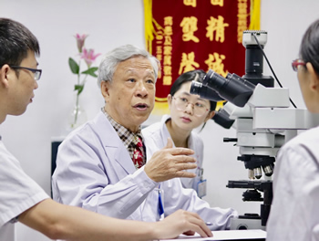 大医精诚 德技双馨--记“中国病理事业突出贡献专家”称号获得者杨代兴、翁景萱教授 大医精诚 德技双馨--记“中国病理事业突出贡献专家”称号获得者杨代兴、翁景萱教授