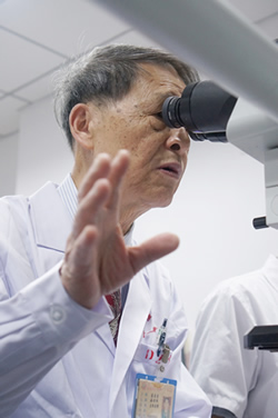 大医精诚 德技双馨--记“中国病理事业突出贡献专家”称号获得者杨代兴、翁景萱教授 大医精诚 德技双馨--记“中国病理事业突出贡献专家”称号获得者杨代兴、翁景萱教授