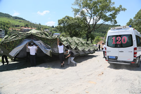 三伏酷暑战高温 应急救援练“强兵”--我院省级紧急医学救援三队开展自然灾害应急救援演练 三伏酷暑战高温 应急救援练“强兵”--我院省级紧急医学救援三队开展自然灾害应急救援演练