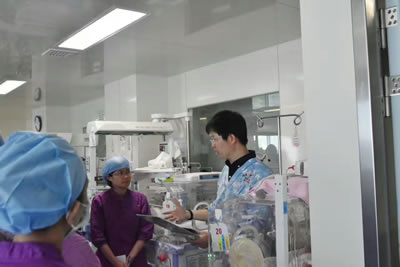 名医指引  新生儿科开启新篇章--北京大学第一医院冯琪教授、复旦大学附属儿科医院王来栓教授莅临我院指导新生儿科临床及科研工作