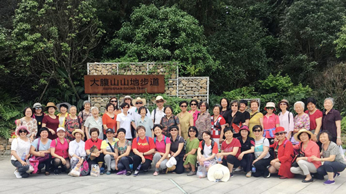 我院护理部和离退休工作处共同举办“爱心”健步行活动 我院护理部和离退休工作处共同举办“爱心”健步行活动