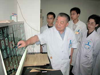 我省著名神经内科学专家慕容慎行教授荣膺“中国杰出神经内科医师终身成就奖”