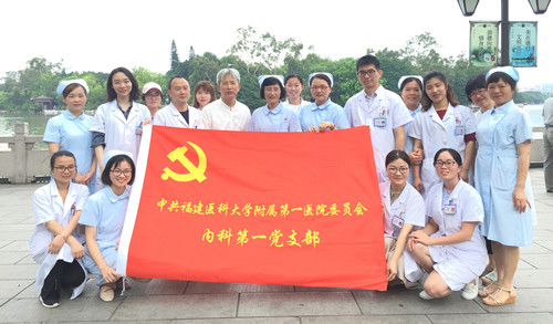 内科第一党支部开展“群众路线教育活动健康行”义诊活动