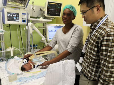 勇担重任  拆除“炸弹”——中央电视台中文国际频道《华人世界》栏目专题报道我院援博茨瓦纳医疗队员陈希杭的先进事迹