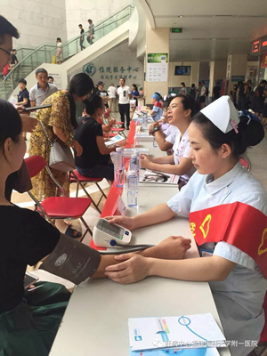 『致敬医师节』我院肝病中心开展世界肝炎日公益活动 『致敬医师节』我院肝病中心开展世界肝炎日公益活动