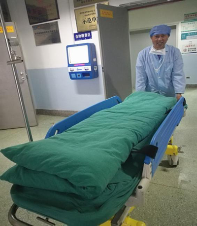 服务现以人为本  平凡见人性光辉 ——我院后勤保障爱玛客运送员工挽救轻生者