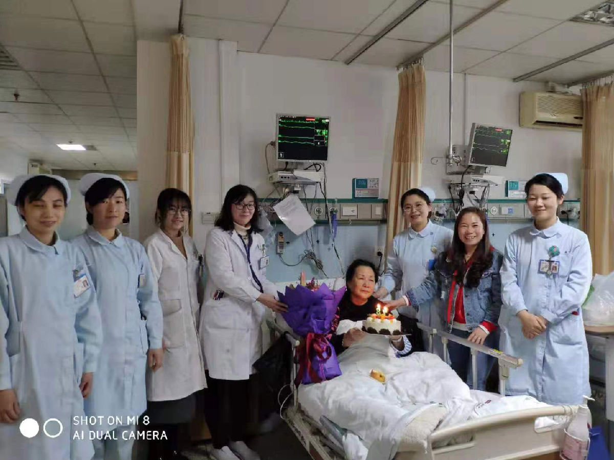 病房里也有感动 医患亲如一家人 ——我院心内科医护人员为患者庆祝生日 病房里也有感动 医患亲如一家人 ——我院心内科医护人员为患者庆祝生日
