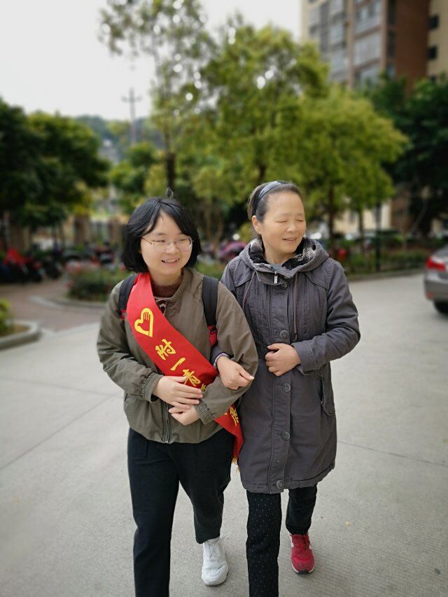 健步行，话“两会” ——院团委积极开展关爱盲人志愿服务活动