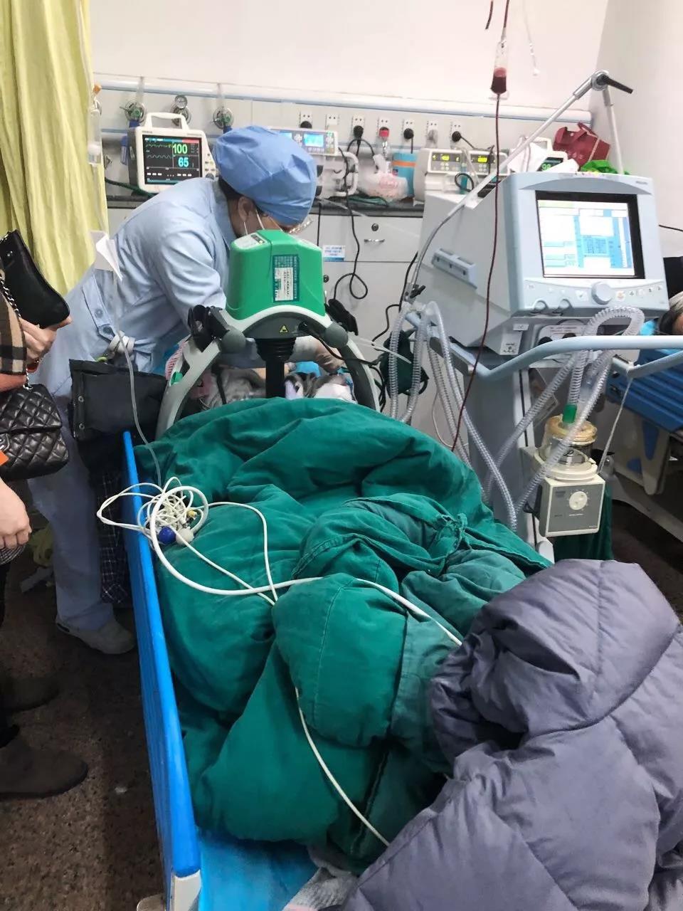 『媒体看附一』三病人几乎同时心脏骤停！ 感受下医院急诊科“生死大战”现场