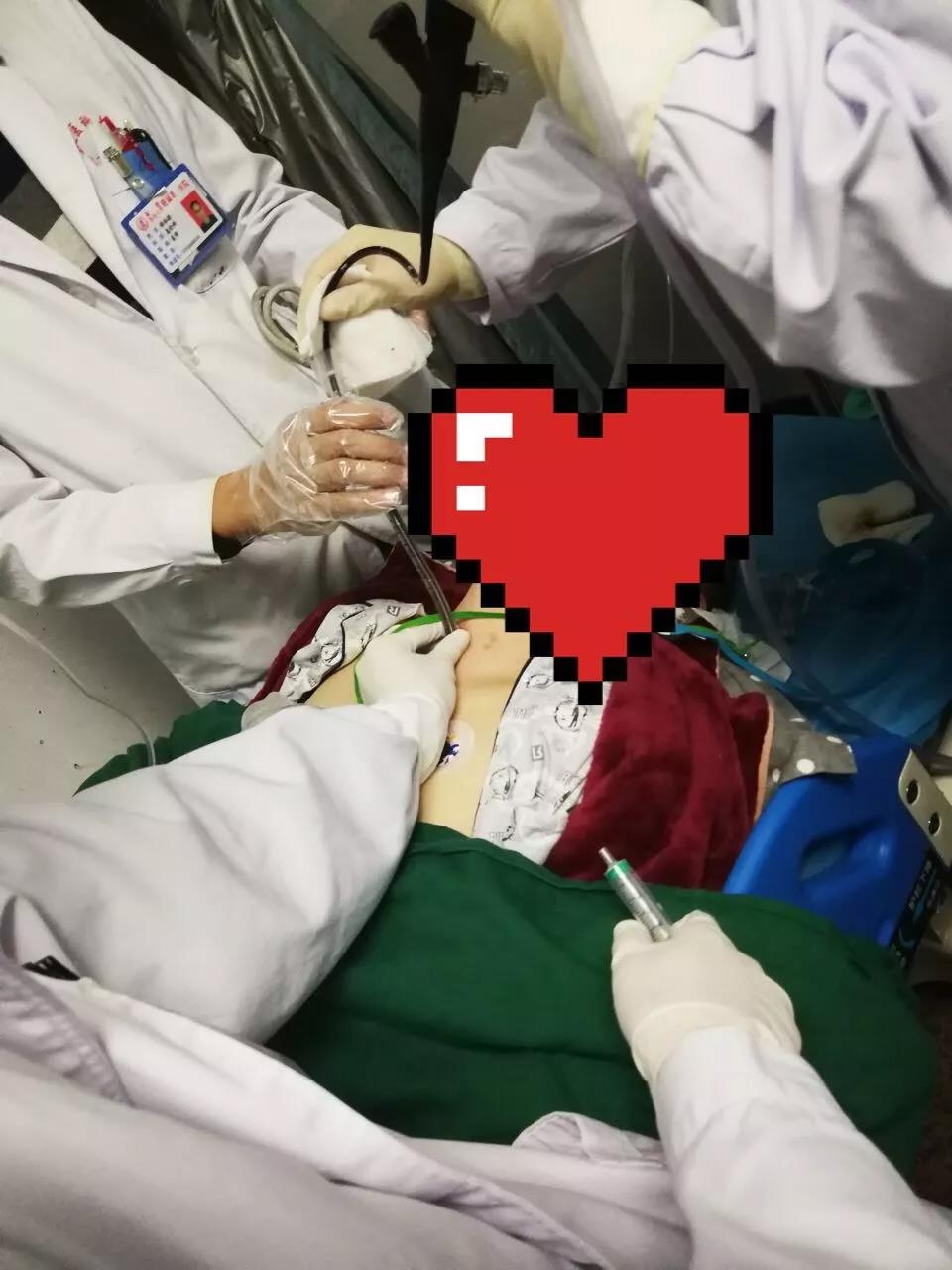 『媒体看附一』三病人几乎同时心脏骤停！ 感受下医院急诊科“生死大战”现场