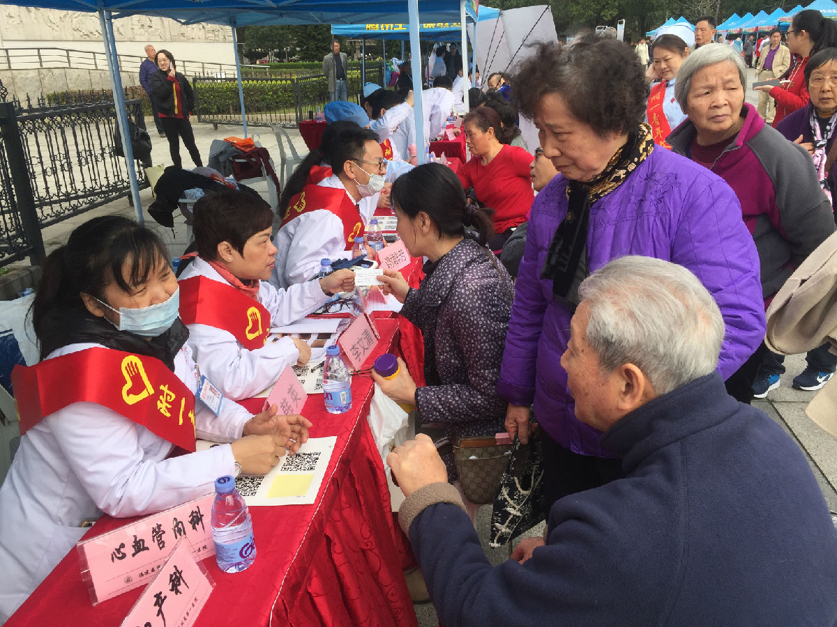 我院医务志愿者参加“学雷锋活动月” 百名志愿医生义诊献爱心志愿服务活动