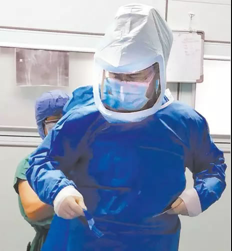 『媒体看附一』全副武装 医生穿“太空服”做手术 『媒体看附一』全副武装 医生穿“太空服”做手术