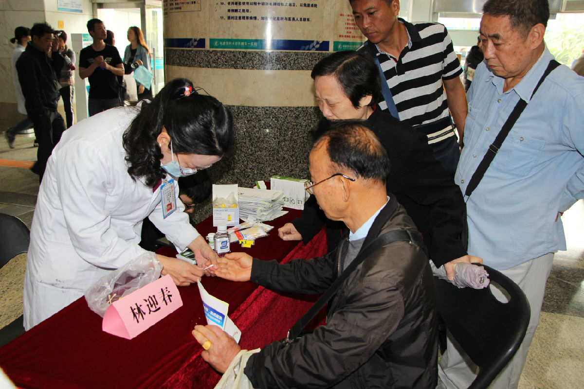 我院开展“世界高尿酸日”公益义诊活动