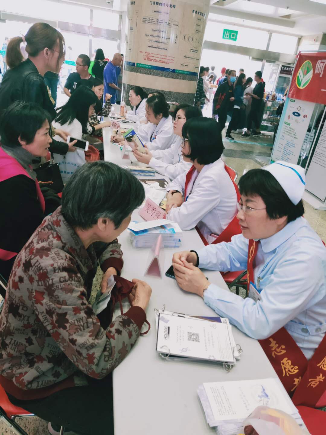 关爱女性半边天 ——妇产科举办国际护士节暨母亲节义诊活动