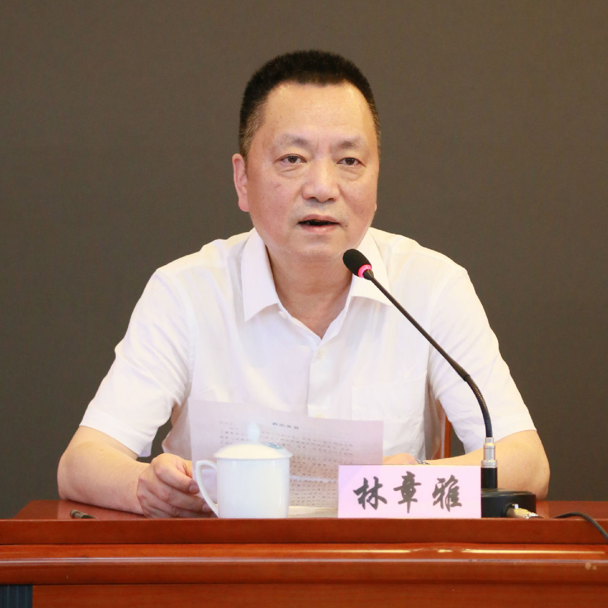 我院召开全院干部大会 宣布医院领导班子调整的决定 我院召开全院干部大会 宣布医院领导班子调整的决定