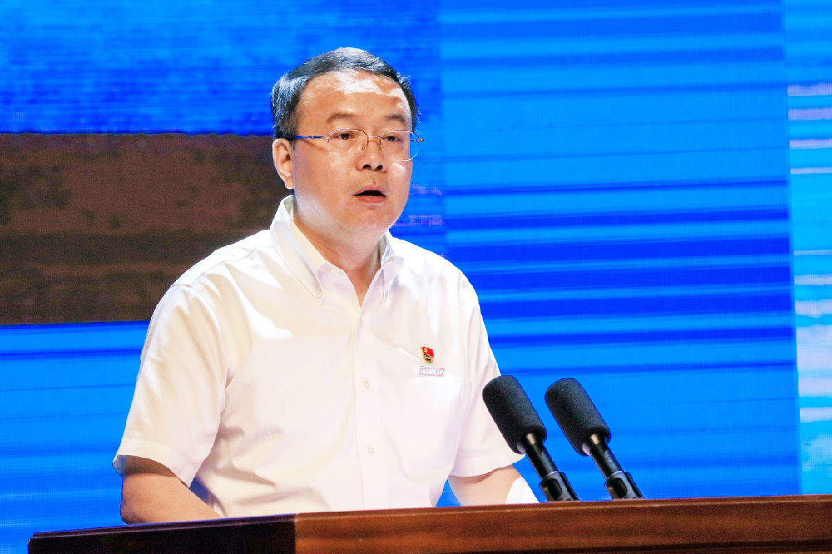 慕容慎行同志先进事迹巡回报告会首场报告在福州举行