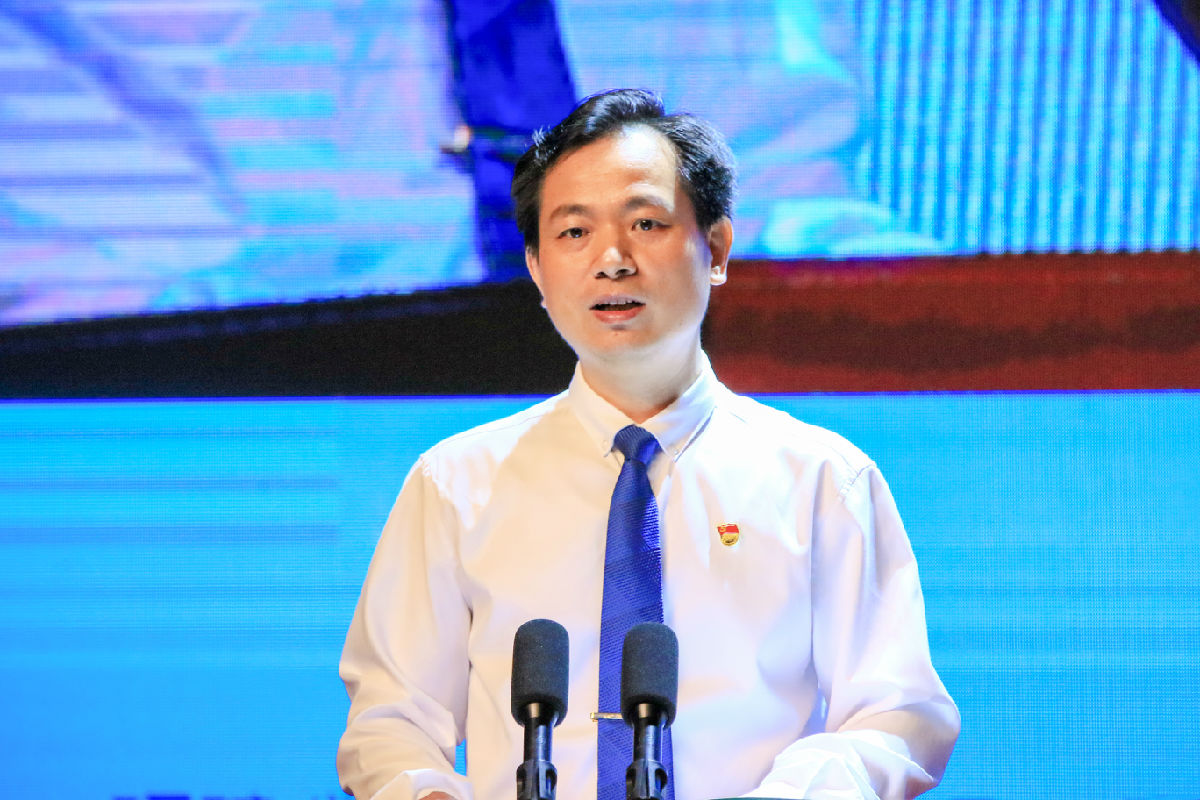 慕容慎行同志先进事迹巡回报告会首场报告在福州举行